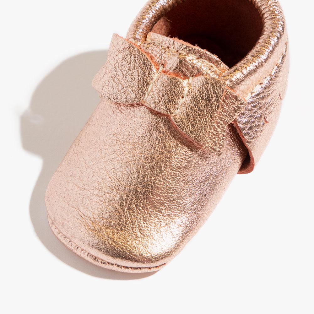 Rose Gold Bow Baby Shoe - Stylish and adorable bow moccasins for your little one. Perfect for any occasion!