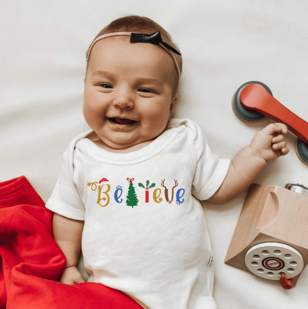 Graphic bodysuit for babies with "Believe" print, perfect for stylish and comfortable wear. Short sleeve design.