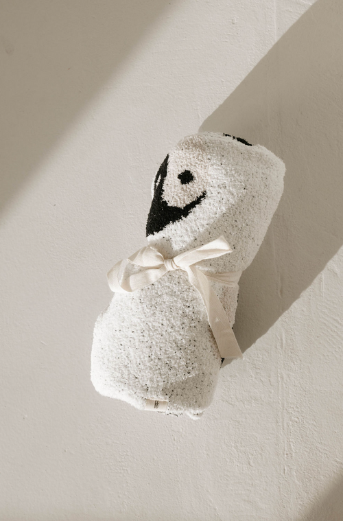 Plush black and white yin yang blanket for babies, soft and cozy, perfect for nurseries and playtime.