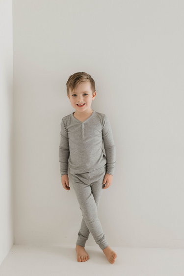 Bamboo two-piece ribbed grey pajamas for babies, perfect for comfortable sleep.