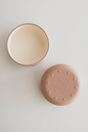Silicone bowl in desert brown color, perfect for babies and toddlers. Durable and safe for mealtime.
