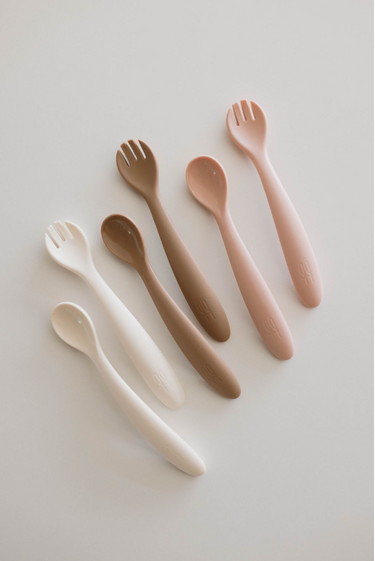 Silicone utensil set for babies, featuring soft, safe, and colorful feeding tools for easy mealtime.