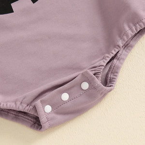 Baby Halloween romper with pumpkin face print for girls and boys, featuring long sleeves and a round neck design.