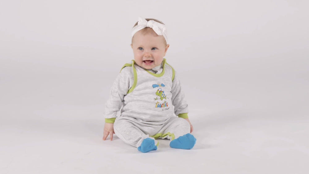 Boys sleeveless turtle bodysuit for babies, perfect for warm weather and playful outings.