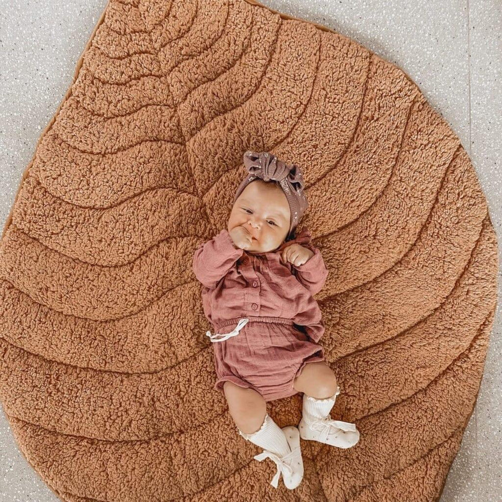 Leaf-shaped camel baby playmat made of soft sherpa and cotton, perfect for playtime and tummy time.