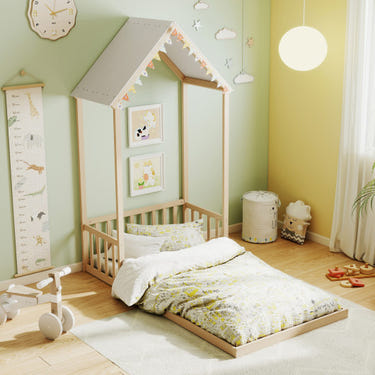 Twin size house bed with roof and semi-fence in natural wood for toddlers. Ideal for stylish and safe sleeping.
