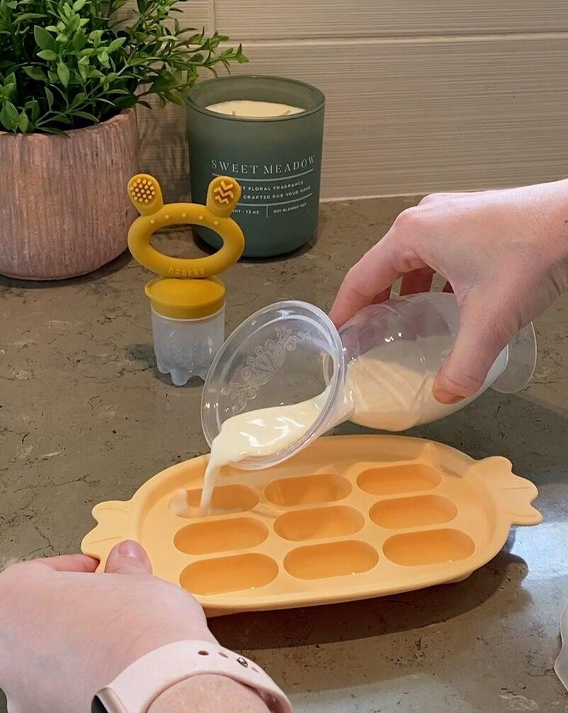 Haakaa Silicone Nibble Tray for babies, perfect for mealtime and snack time, safe and easy to clean.