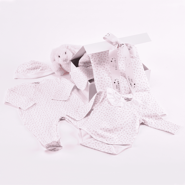 Baby girls' pink leaves print welcome set, perfect gift for newborns, featuring five adorable pieces.