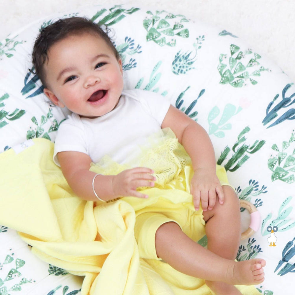 Soft yellow knit blanket for babies, perfect for cozying up and adding warmth to nurseries.