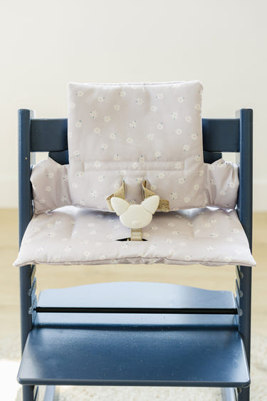 Oopsie Daisy Stokke Tripp Trapp Seat Cushion in vibrant floral design, perfect for enhancing comfort and style.