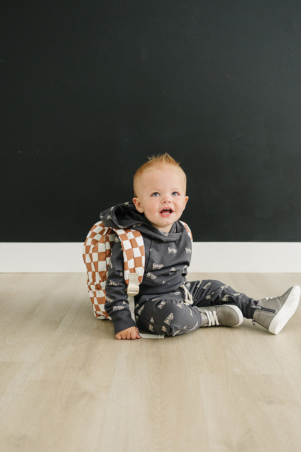 Rust wavy checkered mini backpack for babies, stylish and functional accessory for little ones.