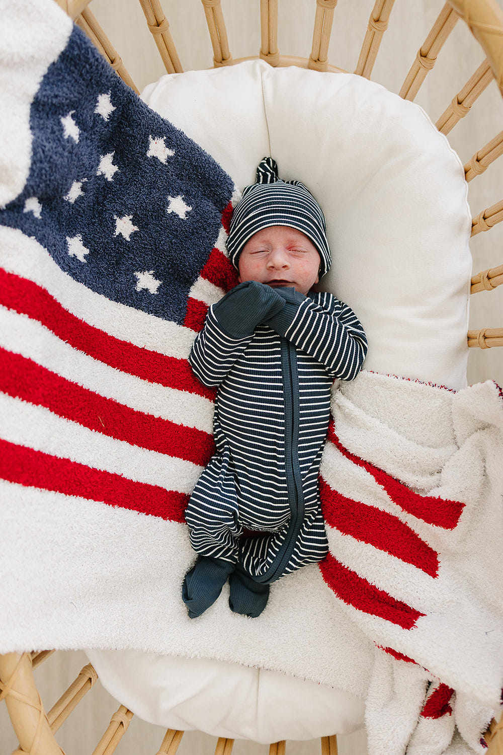 Navy stripes ribbed bamboo zipper bedding for babies, perfect for cozy sleep and comfort.