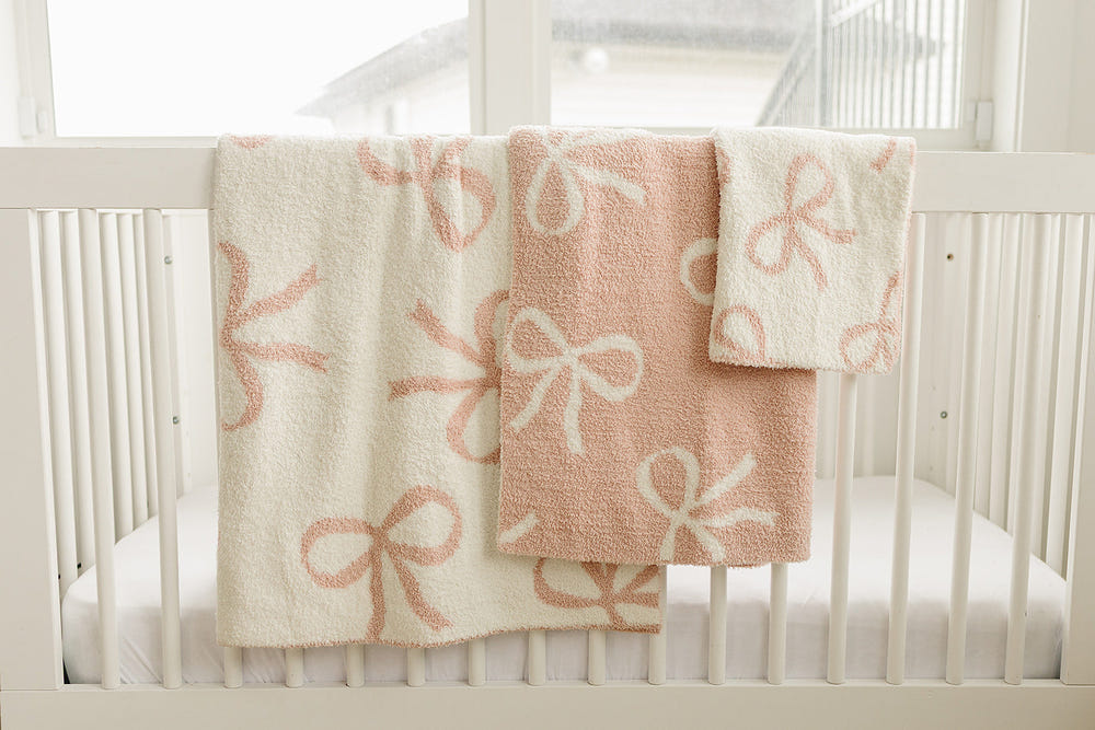 Pink Bow Plush Blanket for babies, soft and cozy bedding for a comfortable sleep. Perfect for nurseries and baby gifts.