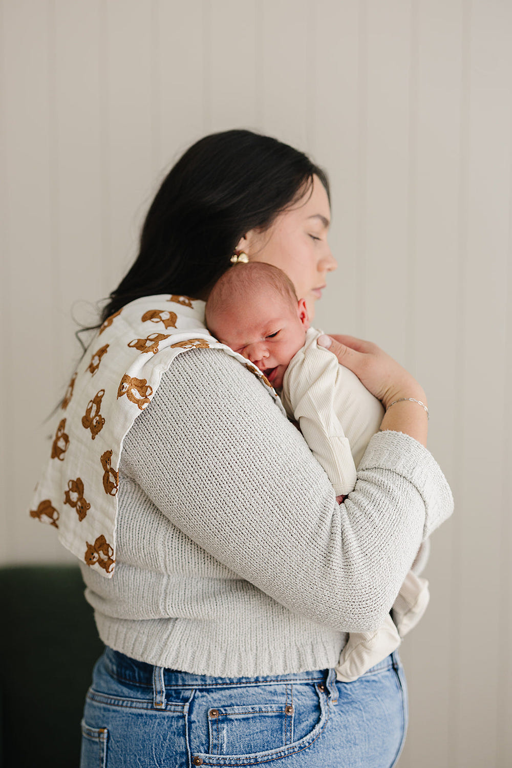 Teddy Bear Muslin Burp Cloth for babies - soft, absorbent, perfect for feeding and soothing.
