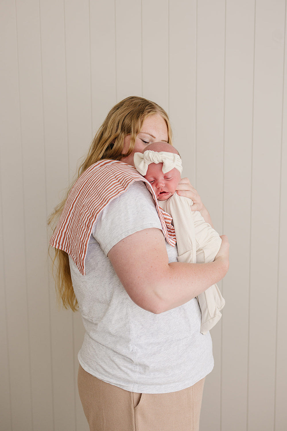 Pink stripes muslin burp cloth for babies, soft and absorbent, perfect for feeding and drooling.
