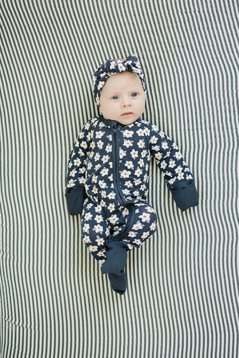 Navy Daisy Ribbed Bamboo Zipper for baby bedding and sleep, featuring soft, breathable fabric for comfort.