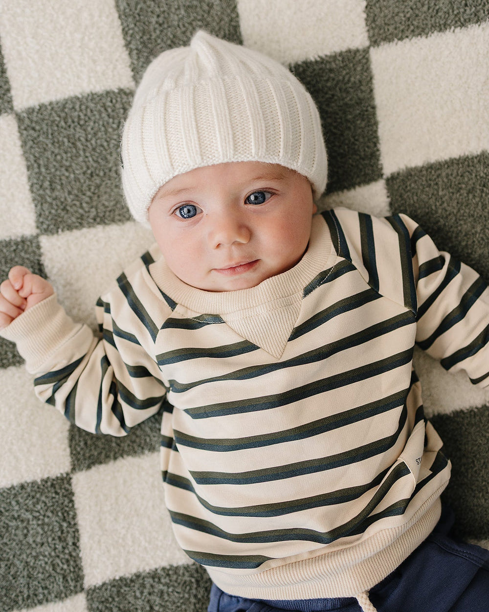 White chunky knit beanie for babies, perfect for warmth and style in chilly weather.