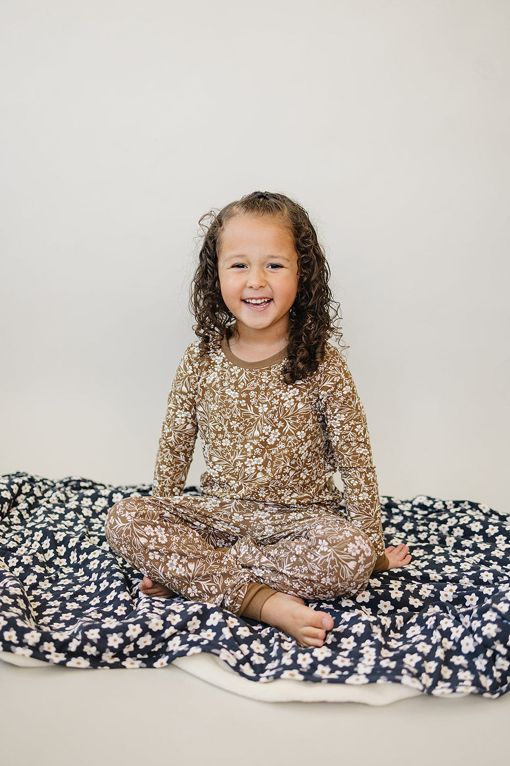 Navy Daisy Bamboo Fleece Quilt - Soft, cozy baby blanket for nursery decor and comfort.