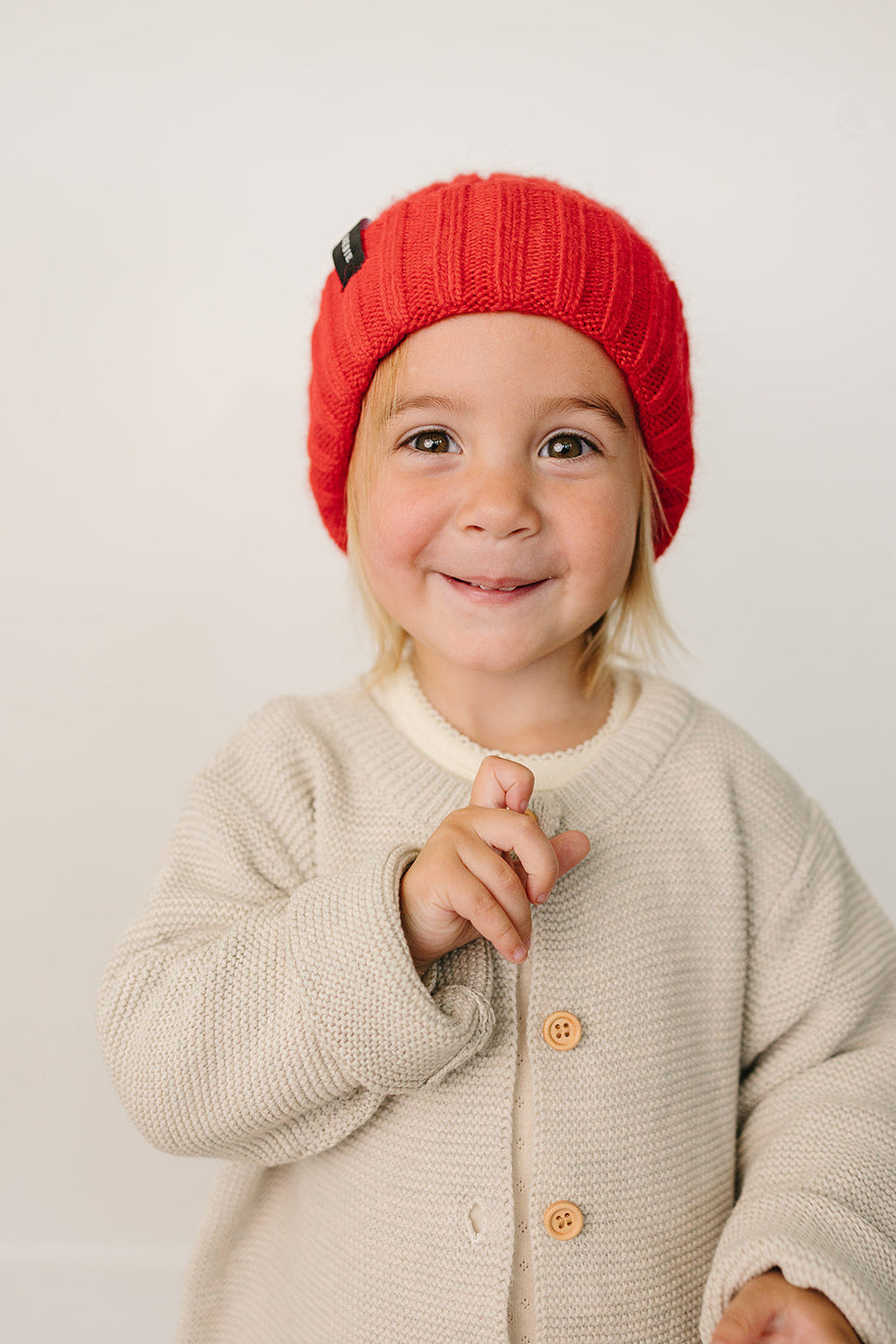 Red chunky knit beanie for babies, perfect for warmth and style in cold weather.