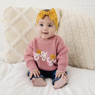 Hand embroidered "Big Sis" sweater for babies, perfect for stylish and cozy outfits.
