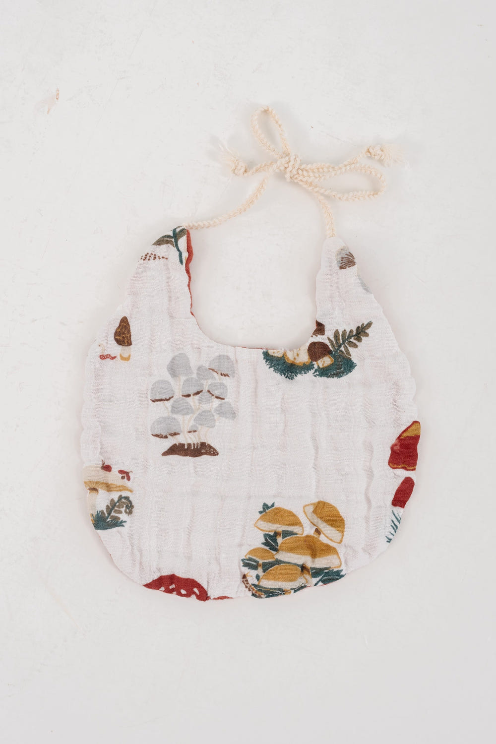 Cute mushroom-patterned baby bib for mealtime messes, perfect for keeping little ones clean and stylish.