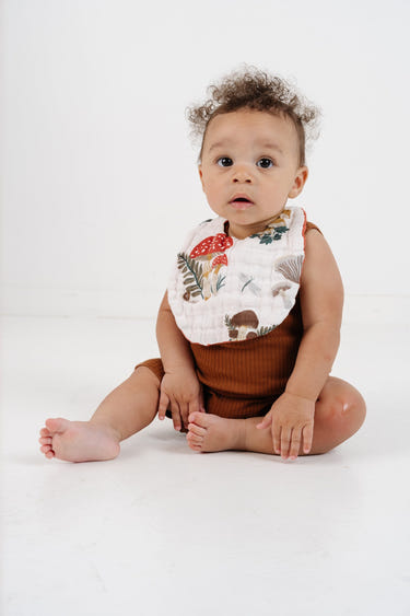 Cute mushroom-patterned baby bib for mealtime messes, perfect for keeping little ones clean and stylish.