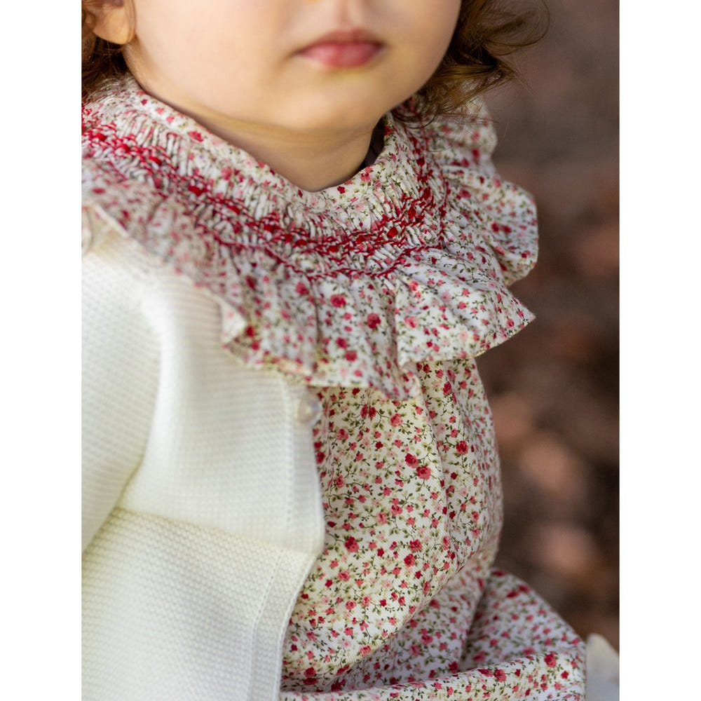 Ivory knitted cotton cardigan for girls, perfect for babies and toddlers. Cozy and stylish outerwear.