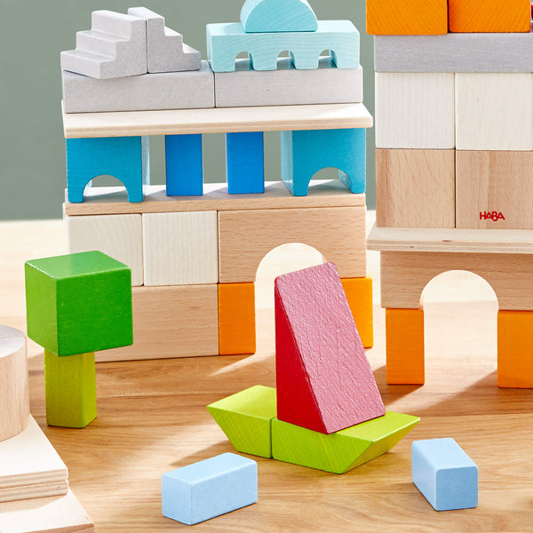 Colored wooden building blocks set, 85 pieces, perfect for creative play and architectural exploration for babies and toddlers.