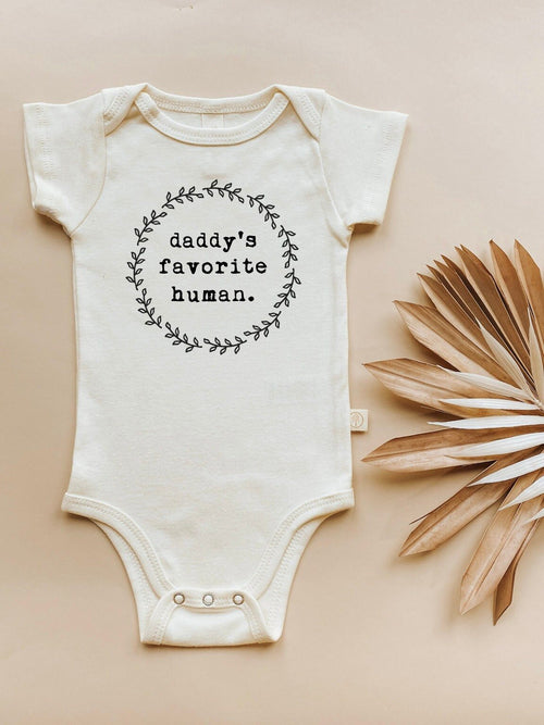 Organic baby bodysuit "Daddy's Favorite Human" in short sleeves, shown from angle 2. Perfect for stylish infants.