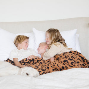 Cozy DOUBLE-LAYER BAMBONI® throw blanket for babies, perfect for swaddling and keeping warm.
