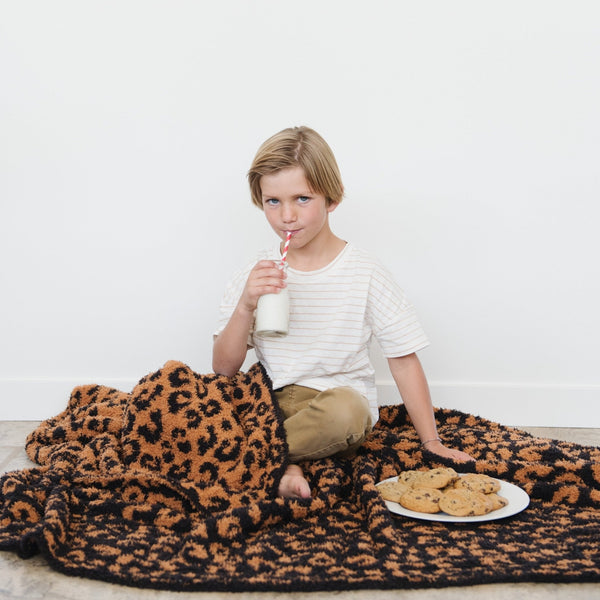 Cozy DOUBLE-LAYER BAMBONI® throw blanket for babies, perfect for swaddling and keeping warm.