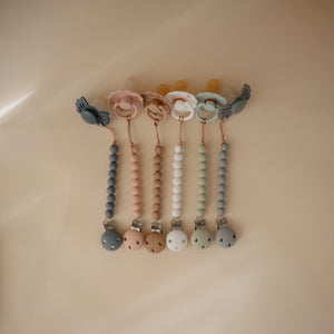 Silicone Pacifier Clip by Hera in angle 11, perfect for keeping pacifiers secure and stylish for your baby.