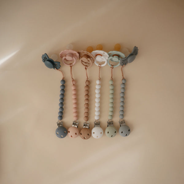 Silicone Pacifier Clip by Hera in angle 11, perfect for keeping pacifiers secure and stylish for your baby.