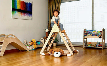 Foldable Montessori climbing triangle for babies, perfect for play and development. Safe and sturdy design.