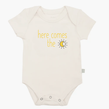 Graphic bodysuit for babies featuring "Here Comes the Sun" design in short sleeves. Perfect for sunny days!
