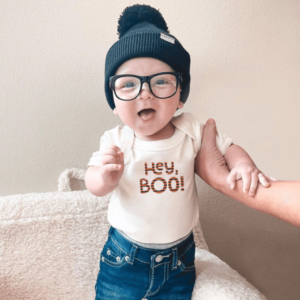 Graphic bodysuit "Hey Boo" for babies - cute short sleeve design perfect for playful outfits.
