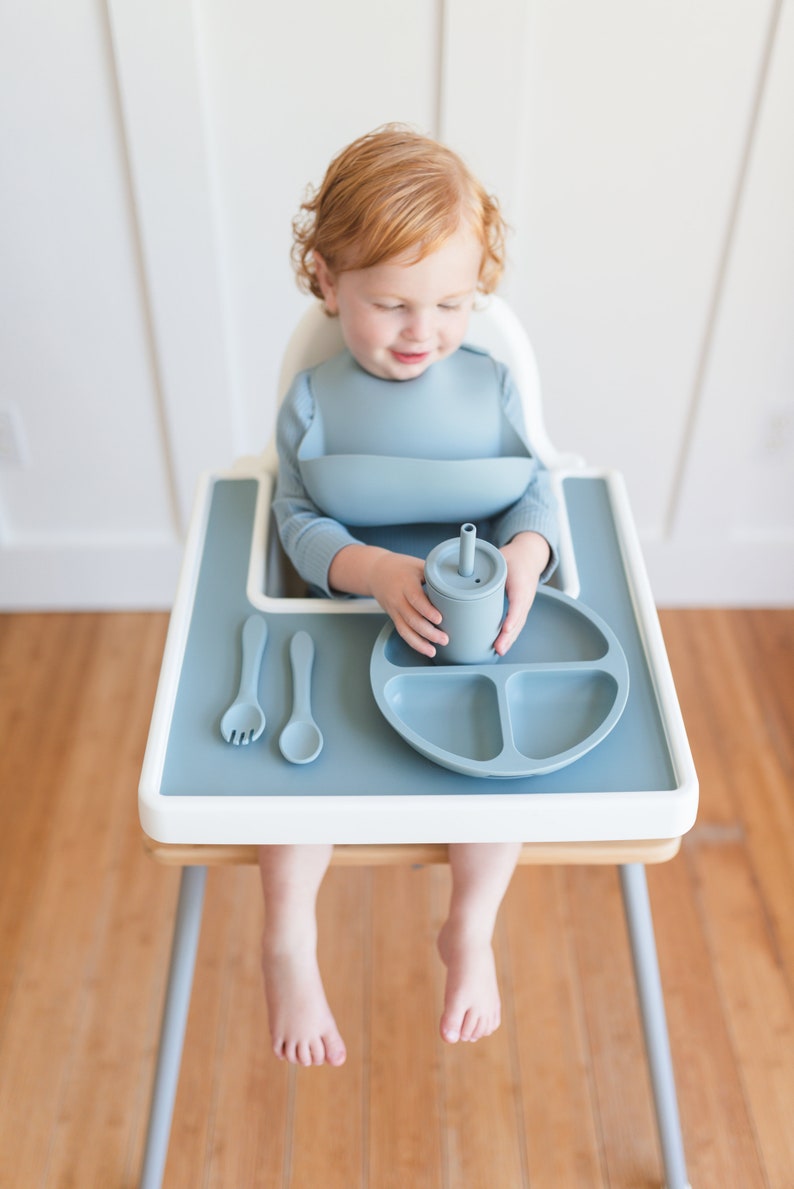Silicone straw cup for babies and toddlers in various colors - perfect for easy sipping and fun hydration.