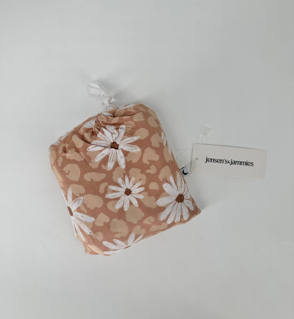 My Daisy Girl Swaddle - Soft, stylish baby blanket for comfort and warmth. Perfect for swaddling your little one.