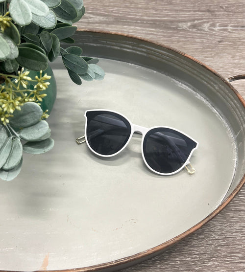Children's sunglasses in angle 2, perfect accessory for sunny days and stylish outdoor adventures.