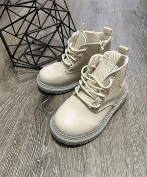 Stylish Chelsea Boot for babies in soft leather, perfect for trendy little feet.
