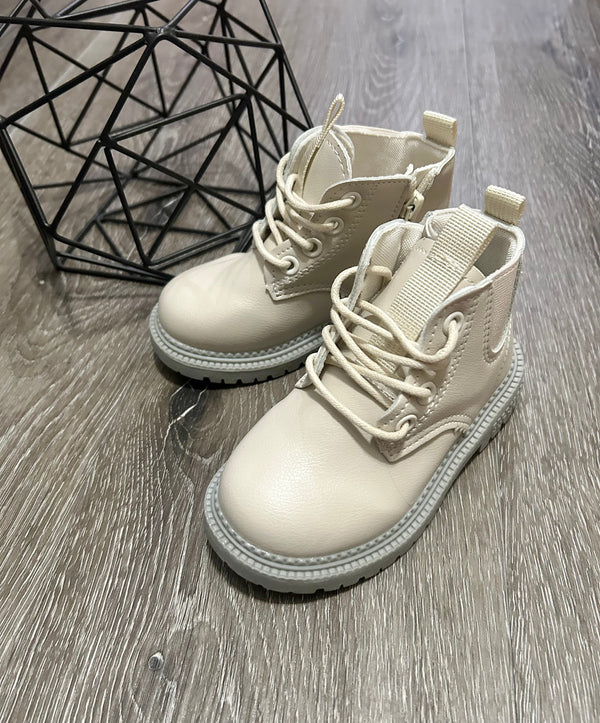 Stylish Chelsea Boot for babies in soft leather, perfect for trendy little feet.