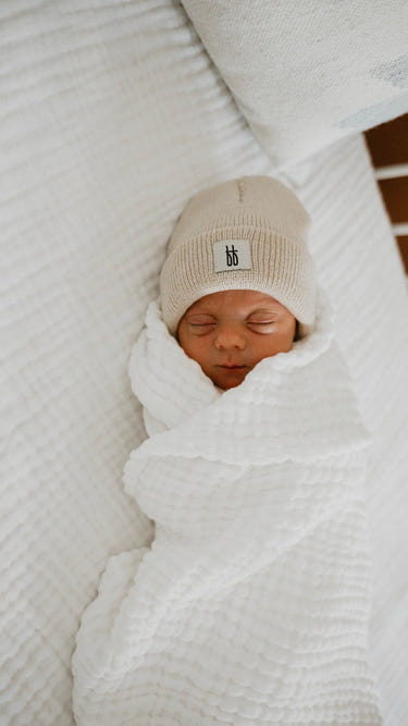 Soft cloud-patterned quilt swaddle for babies, perfect for cozy sleep and comfort.