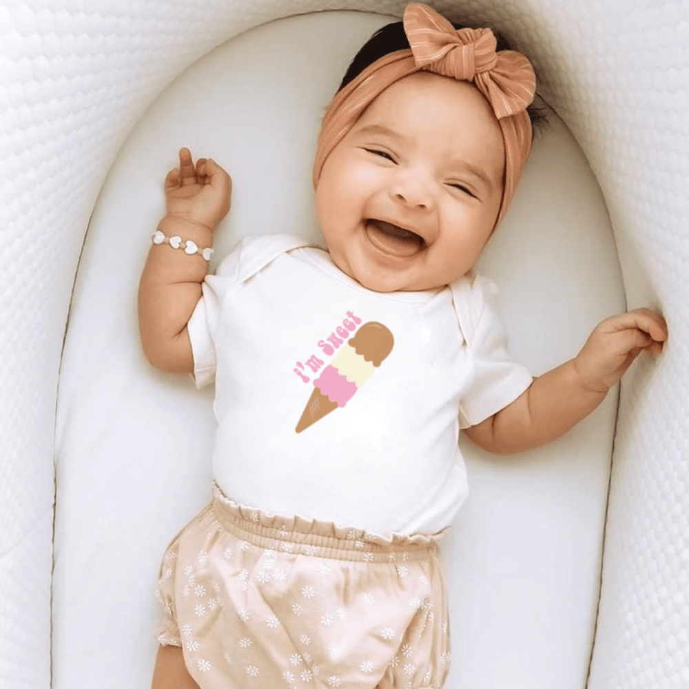 Graphic bodysuit for babies with "I'm Sweet" design, perfect for stylish and comfy outfits. Short sleeve.