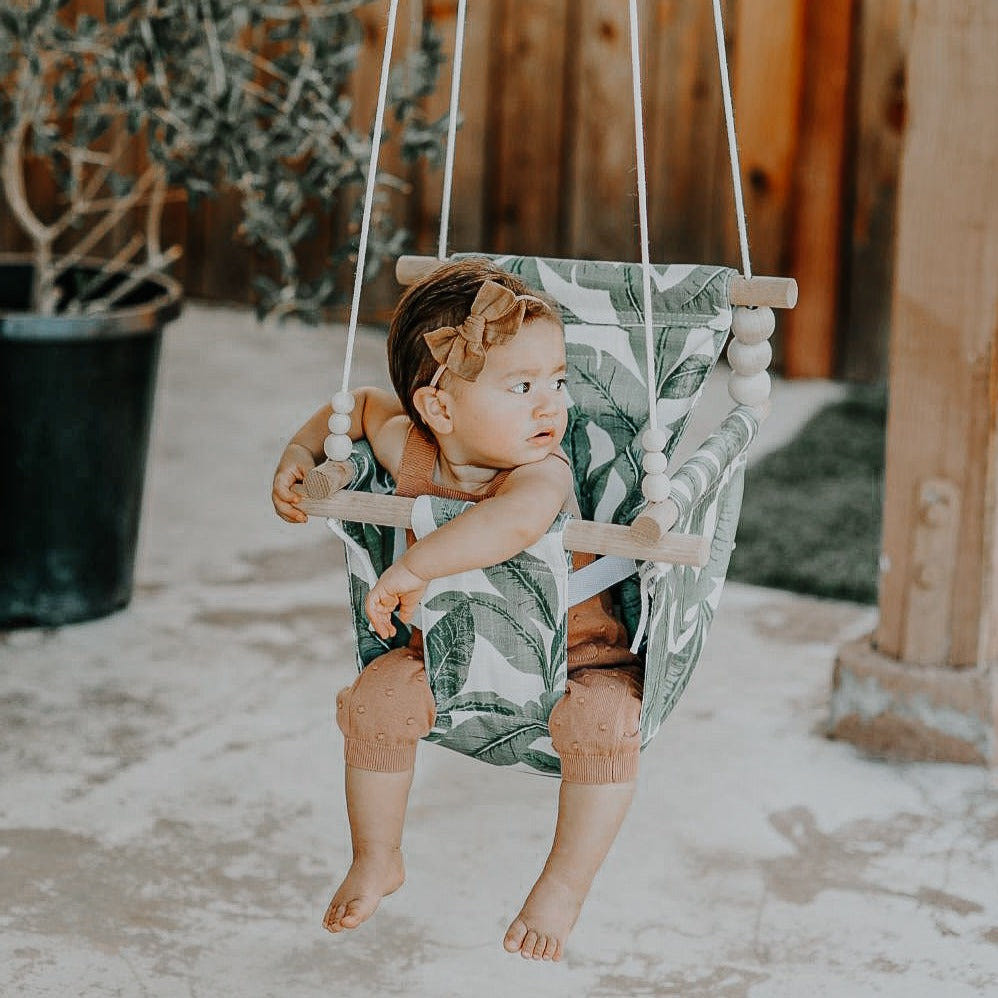 Outdoor tropical leaf swing for babies, perfect for fun and relaxation in the sun.