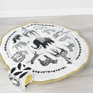Little Safari Bundle gift set for babies featuring adorable animal-themed items. Perfect for new parents!