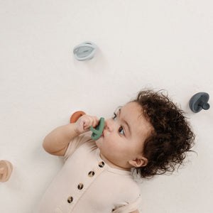 Doddle & Co London Classic Pacifier Plum Blush lightweight silicone