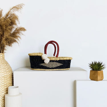 Nightfall Mini Moses Basket - cozy and stylish sleeping solution for your baby, perfect for any nursery decor.