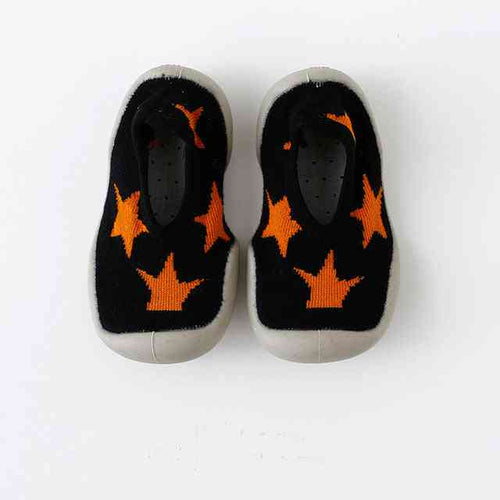 Black baby sock shoes with orange stars, perfect for little feet. Ideal for comfort and style.