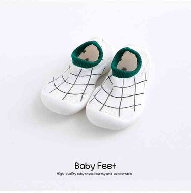 Green baby sock shoes with modern lines, perfect for stylish comfort and support. Ideal for little feet!