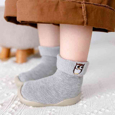 Cozy winter baby owl sock shoes for infants, perfect for keeping tiny feet warm and stylish.